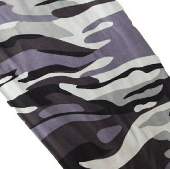 NWT - ULTRA MILKY SOFT GRAY CAMO CAPRI LEGGINGS - Picture 5 of 7
